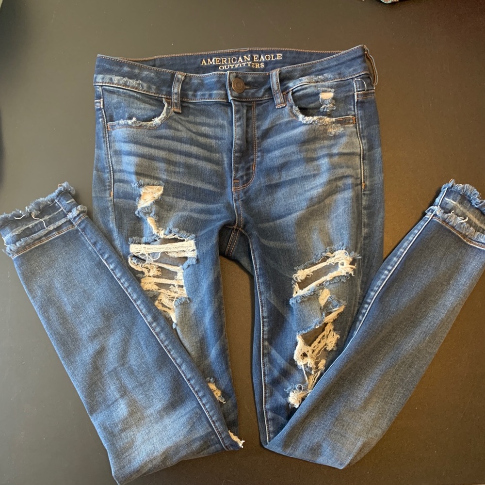❤️SOLD ON MERC❤️AE RIPPED STRETCH JEANS